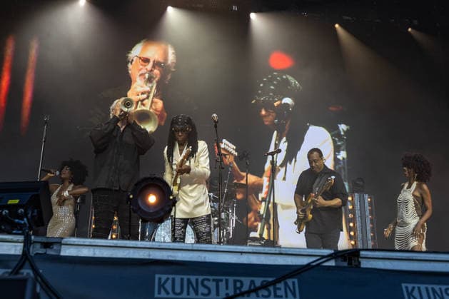 Nile Rodgers & Chic auf dem Kunst!Rasen Bonn Gitarrist und Produzent Nile RODGERS mit seiner Funk- und Disco-Band Chic beim Live-Auftritt beim Open-Air-Konzert auf dem Kunst!Rasen Bonn-Gronau. Die sommerliche Konzertreihe Kunst!Rasen findet am Rande der Rheinaue am Bonner Rheinufer statt. Bonn Gronau Nordrhein-Westfalen Deutschland *** Nile Rodgers and Chic at the Kunst Rasen in Bonn: Guitarist and producer Nile RODGERS with his funk and disco band Chic performing live at the open-air concert at the Kunst Rasen in Bonn-Gronau. The summer concert series Kunst Rasen takes place on the edge of the Rheinaue on the banks of the Rhine in Bonn-Gronau, North Rhine-WestGermany Copyright: xMarcxJohnx