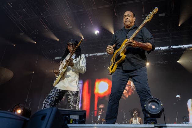 Nile Rodgers & Chic auf dem Kunst!Rasen Bonn Nile Rodgers und Bassist Jerry BARNES - Gitarrist und Produzent Nile RODGERS mit seiner Funk- und Disco-Band Chic beim Live-Auftritt beim Open-Air-Konzert auf dem Kunst!Rasen Bonn-Gronau. Die sommerliche Konzertreihe Kunst!Rasen findet am Rande der Rheinaue am Bonner Rheinufer statt. Bonn Gronau Nordrhein-Westfalen Deutschland *** Nile Rodgers’ Chic at the Kunst Rasen in Bonn; Nile Rodgers and bassist Jerry BARNES; guitarist and producer Nile RODGERS with his funk and disco band Chic during a live performance at the open-air concert at the Kunst Rasen in Bonn-Gronau. The summer concert series Kunst Rasen takes place on the edge of the Rheinaue on the banks of the Rhine in Bonn riverbank in Bonn Copyright: xMarcxJohnx