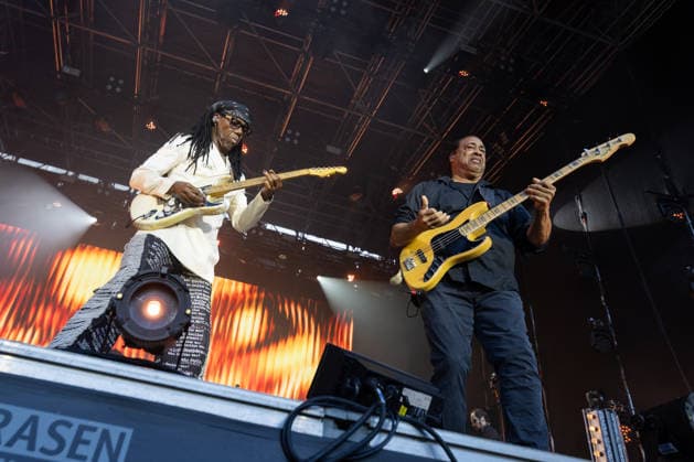 Nile Rodgers & Chic auf dem Kunst!Rasen Bonn Nile Rodgers und Bassist Jerry BARNES - Gitarrist und Produzent Nile RODGERS mit seiner Funk- und Disco-Band Chic beim Live-Auftritt beim Open-Air-Konzert auf dem Kunst!Rasen Bonn-Gronau. Die sommerliche Konzertreihe Kunst!Rasen findet am Rande der Rheinaue am Bonner Rheinufer statt. Bonn Gronau Nordrhein-Westfalen Deutschland *** Nile Rodgers’ Chic at the Kunst Rasen in Bonn; Nile Rodgers and bassist Jerry BARNES; guitarist and producer Nile RODGERS with his funk and disco band Chic during a live performance at the open-air concert at the Kunst Rasen in Bonn-Gronau. The summer concert series Kunst Rasen takes place on the edge of the Rheinaue on the banks of the Rhine in Bonn riverbank in Bonn Copyright: xMarcxJohnx