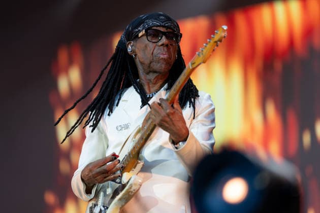 Nile Rodgers & Chic auf dem Kunst!Rasen Bonn Gitarrist und Produzent Nile RODGERS mit seiner Funk- und Disco-Band Chic beim Live-Auftritt beim Open-Air-Konzert auf dem Kunst!Rasen Bonn-Gronau. Die sommerliche Konzertreihe Kunst!Rasen findet am Rande der Rheinaue am Bonner Rheinufer statt. Bonn Gronau Nordrhein-Westfalen Deutschland *** Nile Rodgers and Chic at the Kunst Rasen in Bonn: Guitarist and producer Nile RODGERS with his funk and disco band Chic performing live at the open-air concert at the Kunst Rasen in Bonn-Gronau. The summer concert series Kunst Rasen takes place on the edge of the Rheinaue on the banks of the Rhine in Bonn-Gronau, North Rhine-WestGermany Copyright: xMarcxJohnx