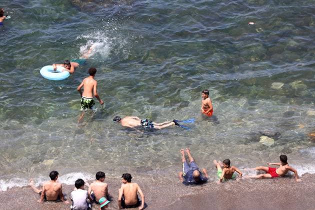 (260709) -- ALGIERS, July 9, 2026 -- People cool off on a beach in Algiers, Algeria, on July 8, 2026. The temperature exceeded 40 degrees Celsius due to a heatwave here on Wednesday. (Photo by Xinhua) ALGERIA-ALGIERS-DAILY LIFE-HEATWAVE BillelxBensalem 