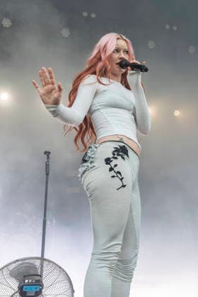 Wet Leg perform at Castlefield Bowl Rhian Teasdale of Wet Leg performs at Castlefield Bowl, Manchester, England, 8th July 2026, Credit:Mike Gray MIKE GRAY - B4227 Avalon  Copyright: xMikexGrayx xMIKExGRAYx-xB4227x xAvalonx 1115343330