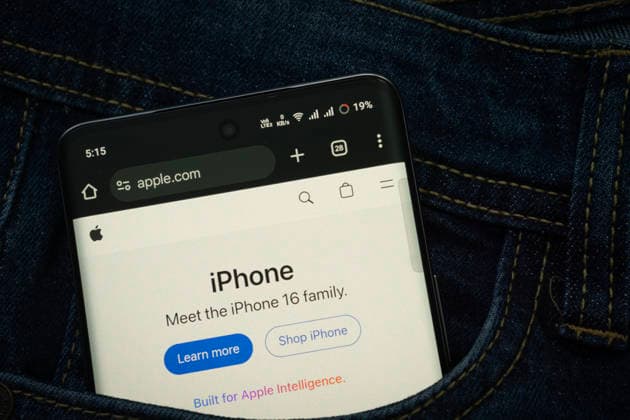 Dhaka, Bangladesch ? 15. Juni 2025: Ein Smartphone, auf dem die Benutzeroberfläche von apple.com zu sehen ist, lugt aus einer Jeans-Tasche hervor. Dhaka, Bangladesh- 15 June 2025: A smartphone displaying the apple.com web interface peeks out of a denim pocket. (License=RM) Copyright: xZoonar.com MojahidxMottakinx 25208573