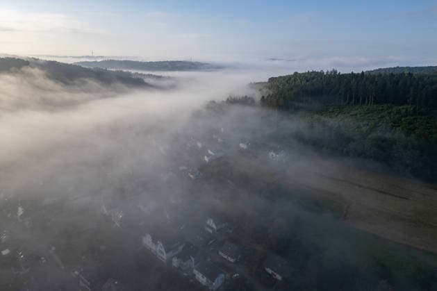 Sommer im Siegerland. Am Morgen liegt Nebel ueber (über) der Landschaft und den Taelern (Tälern) wie hier bei einer Luftaufnahme bei Siegen-Oberschelden. Sommer im Siegerland am 09.07.2026 in Siegen Deutschland. *** Summer in the Siegerland. In the morning, fog blankets the landscape and valleys, as seen here in an aerial view near Siegen and Oberschelden. Summer in the Siegerland on July 9, 2026, in Siegen, Germany.