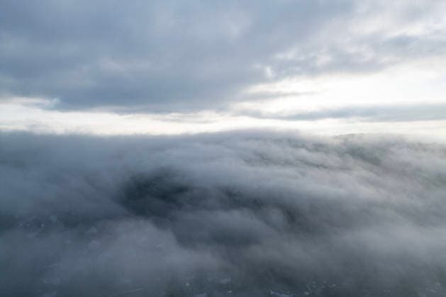 Sommer im Siegerland. Am Morgen liegt Nebel ueber (über) der Landschaft und den Taelern (Tälern) wie hier bei einer Luftaufnahme bei Siegen-Oberschelden. Sommer im Siegerland am 09.07.2026 in Siegen Deutschland. *** Summer in the Siegerland. In the morning, fog blankets the landscape and valleys, as seen here in an aerial view near Siegen and Oberschelden. Summer in the Siegerland on July 9, 2026, in Siegen, Germany.