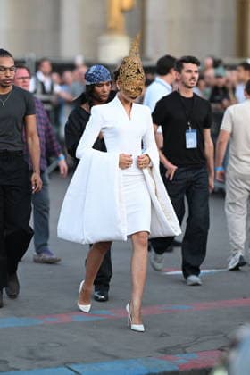 Zendaya arrives at the photocall for the film *L Odyssée* (*The Odyssey*) at the Trocadéro in Paris on July 7, 2026. For this appearance, Zendaya wore a white tailored dress with oversized cuffs from the Givenchy Spring Summer 1997 haute couture collection, designed by Alexander McQueen, and previously worn by model Debra Shaw, who also sported this spectacular golden headpiece. A rare archival piece, whose selection takes on special significance as Paris is in the midst of Haute Couture season. Pierre Perusseau Bestimage Zendaya arrives at the photocall for the movie *The Odyssey* at the Trocadéro in Paris on July 7, 2026. For this appearance, Zendaya wore a white tailored dress with oversized cuffs from Givenchy’s Spring Summer 1997 haut  Copyright: xPierrexPerusseaux xBestimagexPierrexPerusseaux xBestimagex