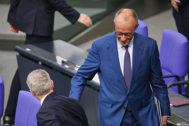 Berlin, Deutschland, 09.07.2026: Deutscher Bundestag: 89. Bundestagssitzung: Bundeskanzler Friedrich Merz (CDU) kommt am Morgen ins Plenum, wo er eine Regierungserklärung abgibt, und begrüßt Bundesminister für Digitales und Staatsmodernisierung Karsten Wildberger (CDU) *** Berlin, Germany, July 9, 2026 German Bundestag 89th Session of the Bundestag Federal Chancellor Friedrich Merz (CDU) enters the plenary session in the morning, where he delivers a government statement, and welcomes Federal Minister for Digital Affairs and State Modernization Karsten Wildberger (CDU) Copyright: xdtsxNachrichtenagenturx dts_126765