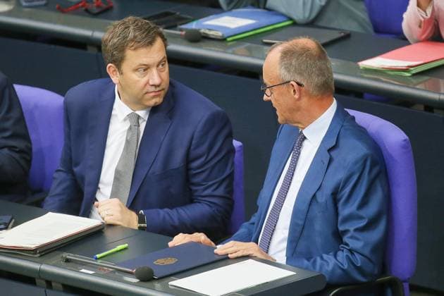Berlin, Deutschland, 09.07.2026: Deutscher Bundestag: 89. Bundestagssitzung: Bundesminister der Finanzen Lars Klingbeil (SPD) neben Bundeskanzler Friedrich Merz (CDU), der später eine Regierungserklärung abgibt. *** Berlin, Germany, July 9, 2026 German Bundestag 89th Session Federal Minister of Finance Lars Klingbeil (SPD) next to Federal Chancellor Friedrich Merz (CDU), who later delivers a government statement Copyright: xdtsxNachrichtenagenturx dts_126774