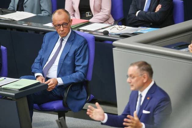 Berlin, Deutschland, 09.07.2026: Deutscher Bundestag: 89. Bundestagssitzung: Bundeskanzler Friedrich Merz (CDU) hört nach Abgabe einer Regierungserklärung AfD-Chef Tino Chrupalla zu. *** Berlin, Germany, July 9, 2026 German Bundestag 89th Session of the Bundestag Chancellor Friedrich Merz (CDU) listens to AfD leader Tino Chrupalla after delivering a government statement Copyright: xdtsxNachrichtenagenturx dts_126790