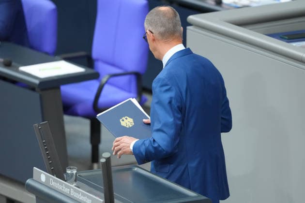 Deutscher Bundestag, 89. Plenarsitzung Bundeskanzler Friedrich Merz (CDU) verlaesst mit seiner Mappe das Rednerpult nach seiner Regierungsbank bei der 89. Sitzung des Deutschen Bundestag in Berlin, 09.07.2026 Berlin Berlin Deutschland *** German Bundestag, 89th Plenary Session: Chancellor Friedrich Merz (CDU) leaves the lectern with his briefcase and returns to the government bench during the 89th session of the German Bundestag in Berlin, July 9, 2026, Berlin, Germany