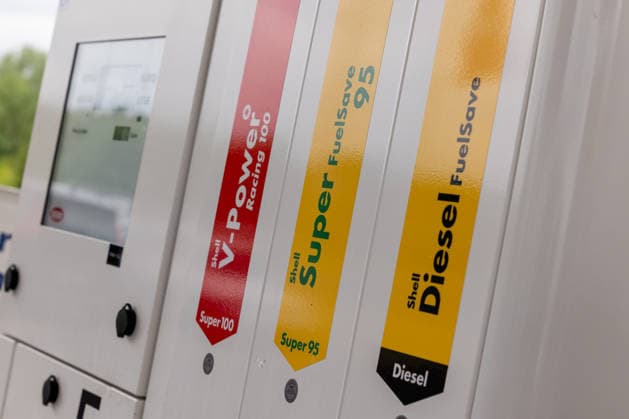 Kraftstoffpreise an einer Tankstelle Symbolbild zu hohen Spritpreisen 07.07.26, Selters: Symbolfoto, Illustrationsbild, Symbolbild, Illustrationsfoto, Alltagsszene Nahaufnahme der Kraftstoffzapfsäulen einer Tankstelle mit den Kraftstoffsorten Super 95, V-Power Racing 100 und Diesel. Das Bild dient als Symbolfoto für hohe Spritpreise, steigende Energiekosten sowie die Auswirkungen geopolitischer Spannungen und wirtschaftlicher Unsicherheiten auf den Kraftstoffmarkt. Selters im Taunus Hessen Deutschland *** Gas Prices at a Gas Station Stock photo illustrating high gas prices 07 07 26, Selters Stock photo, illustrative image, stock image, illustrative photo, everyday scene Close-up of the gas pumps at a gas station offering Super 95, Copyright: xThorstenxWagnerx