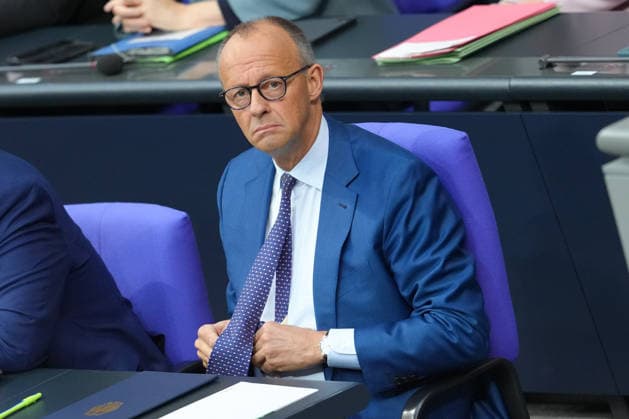 Deutscher Bundestag, 89. Plenarsitzung Bundeskanzler Friedrich Merz (CDU) richtet seine Krawatte vor der Abgabe seiner Regierungserklaerung bei der 89. Sitzung des Deutschen Bundestag in Berlin, 09.07.2026 Berlin Berlin Deutschland *** German Bundestag, 89th Plenary Session: Chancellor Friedrich Merz (CDU) adjusts his tie before delivering his government statement at the 89th session of the German Bundestag in Berlin, July 9, 2026, Berlin, Germany
