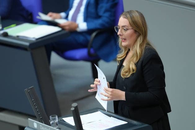 Deutscher Bundestag, 89. Plenarsitzung Katharina Droege (Gruene) zeigt ein Schreiben der Feuerwehr Koeln bei ihrer Rede nach der Regierungserklaerung des Bundeskanzler bei der 89. Sitzung des Deutschen Bundestag in Berlin, 09.07.2026 Berlin Berlin Deutschland *** German Bundestag, 89th Plenary Session: Katharina Droege of the Green Party holds up a letter from the Cologne Fire Department during her speech following the Chancellor’s policy address at the 89th session of the German Bundestag in Berlin, July 9, 2026, Berlin, Germany