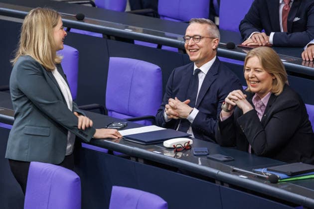 Bundestag Verena Hubertz (SPD), Bundesministerin fuer Wohnen, Stadtentwicklung und Bauwesen, Karsten Wildberger (CDU), Bundesminister fuer Digitales und Staatsmodernisierung und Baerbel Bas (SPD), Bundesministerin fuer Arbeit und Soziales im Deutschen Bundestag am 09.07.26 in Berlin. Berlin Berlin Deutschland Bundestag *** Bundestag: Verena Hubertz (SPD), Federal Minister for Housing, Urban Development, and Construction; Karsten Wildberger (CDU), Federal Minister for Digital Affairs and State Modernization; and Bärbel Bas (SPD), Federal Minister for Labor and Social Affairs, at the German Bundestag on July 9, 2026, in Berlin, Berlin, Berlin, Germany, Bundestag