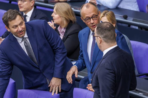 Bundestag Lars Klingbeil (SPD), Bundesfinanzminister, Bundeskanzler Friedrich Merz (CDU) und Jens Spahn (CDU CSU) im Deutschen Bundestag am 09.07.26 in Berlin. Berlin Berlin Deutschland Bundestag *** Lars Klingbeil (SPD), Federal Minister of Finance, Federal Chancellor Friedrich Merz (CDU), and Jens Spahn (CDU CSU) in the German Bundestag on July 9, 2026, in Berlin, Berlin, Germany, Bundestag