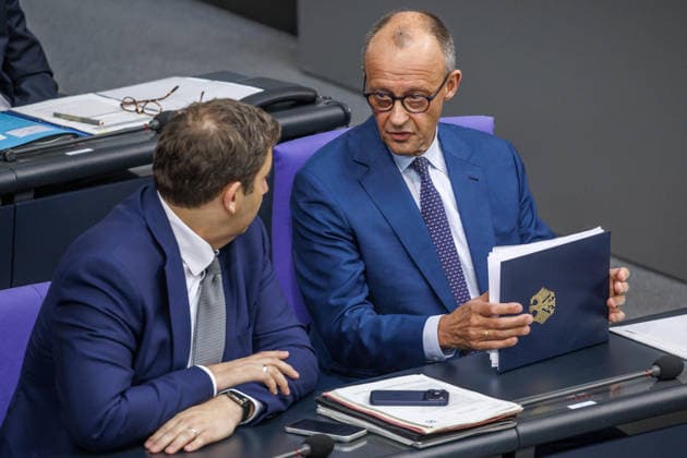 Bundestag Bundeskanzler Friedrich Merz (CDU) und Lars Klingbeil (SPD), Bundesfinanzminister im Deutschen Bundestag am 09.07.26 in Berlin. Berlin Berlin Deutschland Bundestag *** Bundestag: Chancellor Friedrich Merz (CDU) and Lars Klingbeil (SPD), Federal Minister of Finance, in the German Bundestag on July 9, 2026, in Berlin, Berlin, Germany, Bundestag