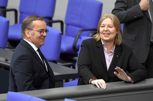 Boris Pistorius und Bärbel Bas in der 89. Sitzung des 21. Deutschen Bundestages im Reichstagsgebäude. Berlin, 09.07.2026 *** Boris Pistorius and Bärbel Bas at the 89th session of the 21st German Bundestag in the Reichstag building in Berlin, July 9, 2026 Foto:xF.xKernx xFuturexImagex bundestagssitzung89_6710