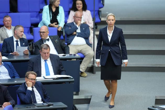 Deutscher Bundestag, 89. Plenarsitzung Alice Weidel (AfD) laeuft selbstbewusst mit angespannter Mimik und Blick durch das Plenum bei der 89. Sitzung des Deutschen Bundestag in Berlin, 09.07.2026 Berlin Berlin Deutschland *** German Bundestag, 89th Plenary Session: Alice Weidel of the AfD walks confidently through the plenary chamber with a tense expression and intense gaze during the 89th session of the German Bundestag in Berlin, July 9, 2026, Berlin, Germany