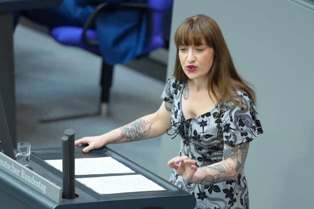 Deutscher Bundestag, 89. Plenarsitzung Heidi Reichinnek (Die Linke) im Portrait bei ihrer Rede der Regierungserklaerung des Bundeskanzler bei der 89. Sitzung des Deutschen Bundestag in Berlin, 09.07.2026 Berlin Berlin Deutschland *** German Bundestag, 89th Plenary Session: Heidi Reichinnek of The Left is pictured delivering her speech on the Federal Chancellor s policy address during the 89th session of the German Bundestag in Berlin, July 9, 2026, Berlin, Germany