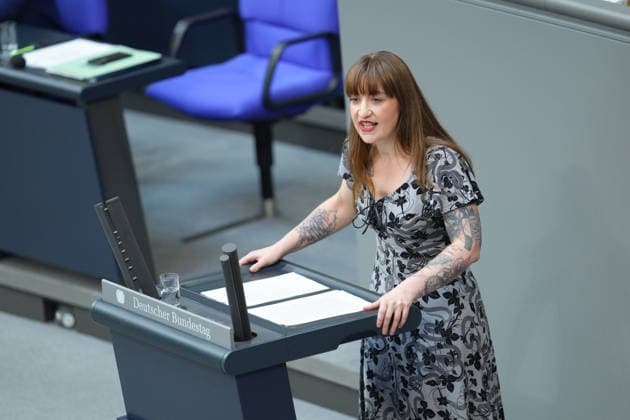 Deutscher Bundestag, 89. Plenarsitzung Heidi Reichinnek (Die Linke) im Portrait bei ihrer Rede der Regierungserklaerung des Bundeskanzler bei der 89. Sitzung des Deutschen Bundestag in Berlin, 09.07.2026 Berlin Berlin Deutschland *** German Bundestag, 89th Plenary Session: Heidi Reichinnek of The Left is pictured delivering her speech on the Federal Chancellor s policy address during the 89th session of the German Bundestag in Berlin, July 9, 2026, Berlin, Germany