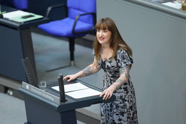 Deutscher Bundestag, 89. Plenarsitzung Heidi Reichinnek (Die Linke) im Portrait bei ihrer Rede der Regierungserklaerung des Bundeskanzler bei der 89. Sitzung des Deutschen Bundestag in Berlin, 09.07.2026 Berlin Berlin Deutschland *** German Bundestag, 89th Plenary Session: Heidi Reichinnek of The Left is pictured delivering her speech on the Federal Chancellor s policy address during the 89th session of the German Bundestag in Berlin, July 9, 2026, Berlin, Germany