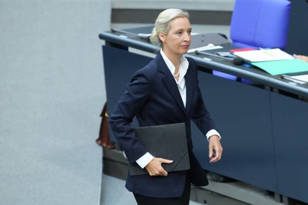 Deutscher Bundestag, 89. Plenarsitzung Alice Weidel (AfD) laeuft selbstbewusst durch das Plenum zum Rednerpult bei der 89. Sitzung des Deutschen Bundestag in Berlin, 09.07.2026 Berlin Berlin Deutschland *** German Bundestag, 89th Plenary Session: Alice Weidel of the AfD strides confidently across the chamber toward the lectern during the 89th session of the German Bundestag in Berlin, July 9, 2026, Berlin, Germany