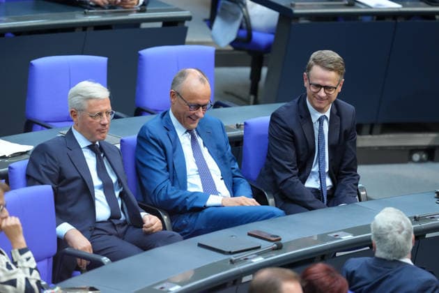 Deutscher Bundestag, 89. Plenarsitzung Bundeskanzler Friedrich Merz (CDU) sitzt im Plenum neben Norbert Roettgen und Carsten Linnemann bei den Abgeordneten bei der Rede von Alice Weidel bei der 89. Sitzung des Deutschen Bundestag in Berlin, 09.07.2026 Berlin Berlin Deutschland *** German Bundestag, 89th Plenary Session: Chancellor Friedrich Merz (CDU) sits in the plenary chamber next to Norbert Roettgen and Carsten Linnemann among the members of parliament during Alice Weidel s speech at the 89th session of the German Bundestag in Berlin, July 9, 2026, Berlin, Germany
