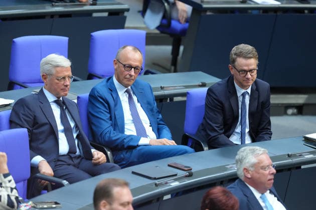 Deutscher Bundestag, 89. Plenarsitzung Bundeskanzler Friedrich Merz (CDU) sitzt im Plenum neben Norbert Roettgen und Carsten Linnemann bei den Abgeordneten bei der Rede von Alice Weidel bei der 89. Sitzung des Deutschen Bundestag in Berlin, 09.07.2026 Berlin Berlin Deutschland *** German Bundestag, 89th Plenary Session: Chancellor Friedrich Merz (CDU) sits in the plenary chamber next to Norbert Roettgen and Carsten Linnemann among the members of parliament during Alice Weidel s speech at the 89th session of the German Bundestag in Berlin, July 9, 2026, Berlin, Germany