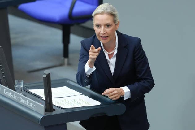 Deutscher Bundestag, 89. Plenarsitzung Alice Weidel (AfD) im Portrait zeigt sie mit ihrem Finger auf die SPD Fraktion bei ihrer Rede nach der Regierungserklaerung des Bundeskanzler bei der 89. Sitzung des Deutschen Bundestag in Berlin, 09.07.2026 Berlin Berlin Deutschland *** German Bundestag, 89th Plenary Session: A portrait of Alice Weidel of the AfD shows her pointing her finger at the SPD parliamentary group during her speech following the Chancellor’s policy address at the 89th session of the German Bundestag in Berlin, July 9, 2026, Berlin, Germany