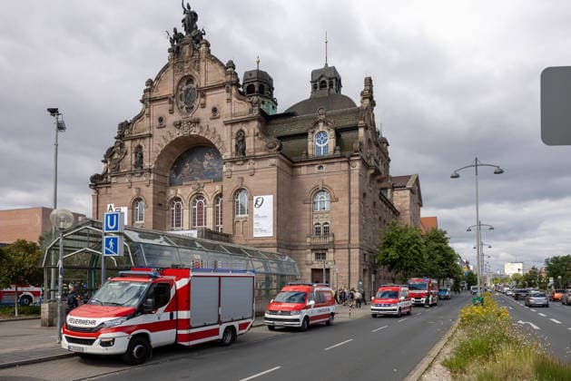 Feuerwehr-Großeinsatz am Nürnberger Opernhaus nach Brand in Tiefgarage, Nürnberg, 09.07.2026 Mehrere Feuerwehrfahrzeuge stehen vor dem Staatstheater Nürnberg (Opernhaus) im Einsatz. Ein Fahrzeugbrand in der angrenzenden Tiefgarage hatte sich auf weitere Fahrzeuge ausgebreitet; starke Rauchentwicklung aus den Lüftungsschächten erschwert die Lage. Das Opernhaus wurde evakuiert, Statiker prüfen die Gebäudesicherheit der Tiefgarage. Nürnberg Bayern Deutschland *** Large-Scale Fire Department Operation at the Nuremberg Opera House Following a Fire in the Underground Parking Garage, Nuremberg, July 9, 2026 Several fire trucks are on the scene in front of the Nuremberg State Theater Opera House. A vehicle fire in the adjacent underground 20260709-286A1356-M4000