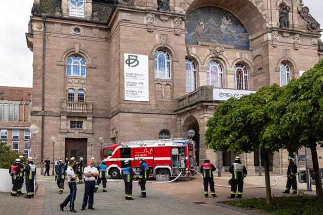 Feuerwehr-Großeinsatz am Nürnberger Opernhaus nach Brand in Tiefgarage, Nürnberg, 09.07.2026 Einsatzkräfte der Feuerwehr Nürnberg vor dem Staatstheater Nürnberg (Opernhaus). Ein brennendes Auto in der angrenzenden Tiefgarage löste den Großeinsatz aus; das Feuer griff auf weitere Fahrzeuge über. Nürnberg Bayern Deutschland *** Large-Scale Fire Department Operation at the Nuremberg Opera House Following a Fire in the Underground Parking Garage, Nuremberg, July 9, 2026 Nuremberg firefighters in front of the Nuremberg State Theater Opera House A burning car in the adjacent underground parking garage triggered the large-scale operation; the fire spread to other vehicles Nuremberg, Bavaria, Germany 20260709-286A1414-M4000