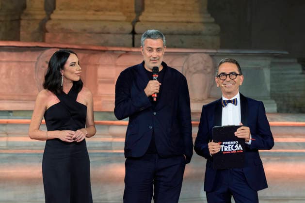 July 8, 2026, Rome, Rome, Italy: Hosts Gloria Campaner, left, and Pino Strabioli, right, with last year s winner Andrea Bajani, during the final evening of the eightieth edition of the Strega Prize literary competition in Piazza del Campidoglio, Rome, July 8, 2026. Rome Italy  - ZUMAa289 20260708_zia_a289_254 Copyright: xRiccardoxDexLucax xAgfx
