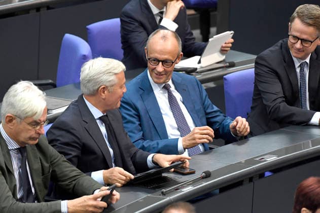 Mathias Middelberg, Norbert Röttgen, Friedrich Merz und Carsten Linnemann in der 89. Sitzung des 21. Deutschen Bundestages im Reichstagsgebäude. Berlin, 09.07.2026 *** Mathias Middelberg, Norbert Röttgen, Friedrich Merz, and Carsten Linnemann at the 89th session of the 21st German Bundestag in the Reichstag building in Berlin, July 9, 2026 Foto:xF.xKernx xFuturexImagex bundestagssitzung89_6791