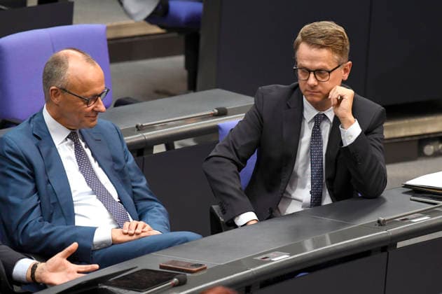 Friedrich Merz und Carsten Linnemann in der 89. Sitzung des 21. Deutschen Bundestages im Reichstagsgebäude. Berlin, 09.07.2026 *** Friedrich Merz and Carsten Linnemann at the 89th session of the 21st German Bundestag in the Reichstag building in Berlin, July 9, 2026 Foto:xF.xKernx xFuturexImagex bundestagssitzung89_6800