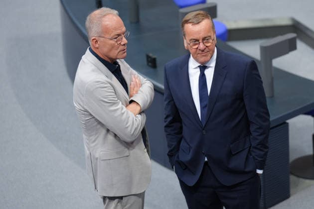 Deutscher Bundestag, 89. Plenarsitzung Boris Pistorius, Bundesminister der Verteidigung gemeinsam mit Matthias Miersch dem SPD Fraktionsvorsitzenden unterhalten sich im Plenum bei der 89. Sitzung des Deutschen Bundestag in Berlin, 09.07.2026 Berlin Berlin Deutschland *** German Bundestag, 89th Plenary Session: Boris Pistorius, Federal Minister of Defense, and Matthias Miersch, SPD parliamentary group leader, are talking in the plenary chamber during the 89th session of the German Bundestag in Berlin, July 9, 2026, Berlin, Germany