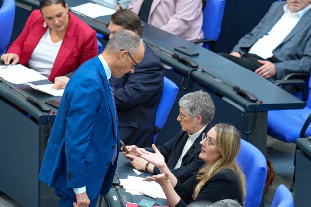 Deutscher Bundestag, 89. Plenarsitzung Bundeskanzler Friedrich Merz (CDU) sucht das Gespraech mit Katharina Droege (Gruene) nach einer heftigten Debatte und Rede der Fraktionsvorsitzenden bei der 89. Sitzung des Deutschen Bundestag in Berlin, 09.07.2026 Berlin Berlin Deutschland *** German Bundestag, 89th Plenary Session: Chancellor Friedrich Merz (CDU) Seeks Dialogue with Katharina Droege (Greens) following a heated debate and a speech by the parliamentary group leaders at the 89th session of the German Bundestag in Berlin, July 9, 2026, Berlin, Berlin, Germany