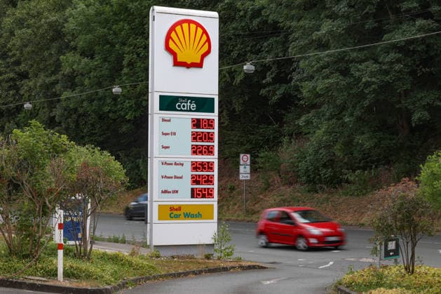 Deutlicher Preissprung nach oben. SHELL Tankstelle in Siegen am Mittag um kurz nach 12:00 Uhr. Der aktuelle Preis fuer (für) Diesel, Super E10 und Super liegt deutlich ueber (über) 2 Euro. Tankstelle, Spritpreise am 09.07.2026 in Siegen Deutschland. *** Significant price jump at the SHELL gas station in Siegen shortly after 12:00 p.m. The current price for diesel, Super E10, and Super is well over 2 euros. Gas station fuel prices on July 9, 2026, in Siegen, Germany