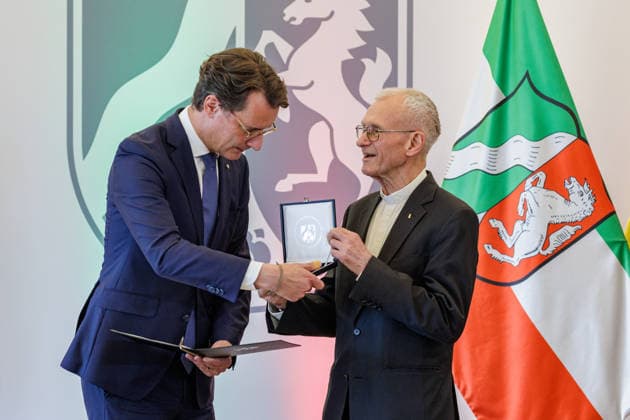 09.07.2026. Düsseldorf. Pfarrer Franz Meurer (r) aus Köln wird von NRW-Ministerpräsident Hendrik Wüst (l) mit der Mevlüde-Genc-Medaille des Landes Nordrhein-Westfalen ausgezeichnet. Düsseldorf Staatskanzlei, Horionplatz 1 Nordrhein-Westfalen Deutschland *** July 9, 2026, Düsseldorf: Pastor Franz Meurer (right), from Cologne, is awarded the Mevlüde Genc Medal of the State of North Rhine-Westphalia by North Rhine-Westphalia Minister President Hendrik Wüst (left). Düsseldorf State Chancellery, Horionplatz 1, North Rhine-Westphalia, Germany