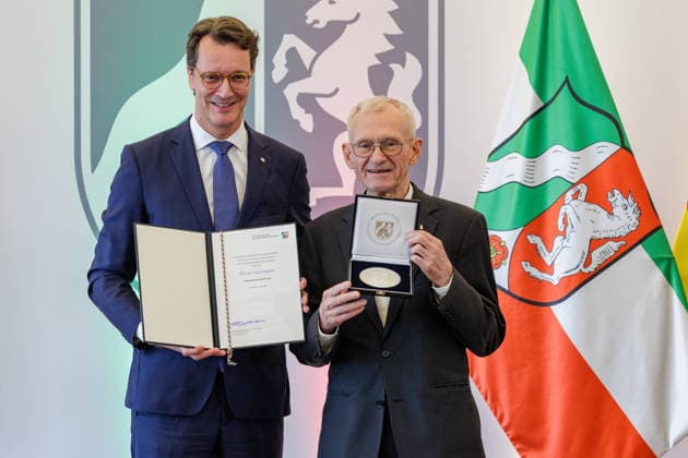 09.07.2026. Düsseldorf. Pfarrer Franz Meurer (r) aus Köln wird von NRW-Ministerpräsident Hendrik Wüst (l) mit der Mevlüde-Genc-Medaille des Landes Nordrhein-Westfalen ausgezeichnet. Düsseldorf Staatskanzlei, Horionplatz 1 Nordrhein-Westfalen Deutschland *** July 9, 2026, Düsseldorf: Pastor Franz Meurer (right), from Cologne, is awarded the Mevlüde Genc Medal of the State of North Rhine-Westphalia by North Rhine-Westphalia Minister President Hendrik Wüst (left). Düsseldorf State Chancellery, Horionplatz 1, North Rhine-Westphalia, Germany