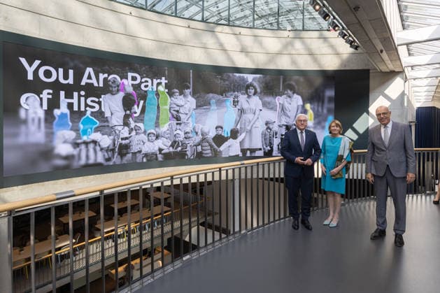 Haus der Geschichte Bonn - Übergabe letztes Steinkohle-Stück Bundespräsident Frank-Walter STEINMEIER, Elke BÜDENBENDER, Präsident Haus der Geschichte Harald BIERMANN - Übergabe des letzten in Deutschland geförderten Stücks Steinkohle an das Haus der Geschichte in Bonn. Das Exponat steht symbolisch für das Ende des deutschen Steinkohlenbergbaus und wird Teil der Dauerausstellung Du bist Teil der Geschichte. Deutschland seit 1945 . Bonn Nordrhein-Westfalen Deutschland *** Bonn House of History: Handover of the Last Piece of Hard Coal—Federal President Frank Walter STEINMEIER, Elke BÜDENBENDER, Harald BIERMANN, President of the Haus der Geschichte Handover of the last piece of hard coal mined in Germany to the Haus der Geschichte in Copyright: xMarcxJohnx