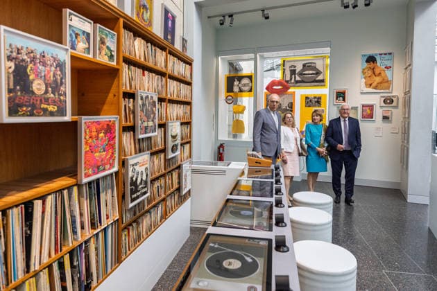 Haus der Geschichte Bonn - Übergabe letztes Steinkohle-Stück Rundgang mit Präsident Haus der Geschichte Harald BIERMANN, Ständige Vertretung des Leitenden Beamten beim Beauftragten der Bundesregierung für Kultur und Medien Maria BERING, Elke BÜDENBENDER, Bundespräsident Frank-Walter STEINMEIER - Übergabe des letzten in Deutschland geförderten Stücks Steinkohle an das Haus der Geschichte in Bonn. Das Exponat steht symbolisch für das Ende des deutschen Steinkohlenbergbaus und wird Teil der Dauerausstellung Du bist Teil der Geschichte. Deutschland seit 1945 . Bonn Nordrhein-Westfalen Deutschland *** House of History, Bonn: Handover of the Last Piece of Hard Coal; Tour with Harald BIERMANN, President of the House of History; Maria Copyright: xMarcxJohnx
