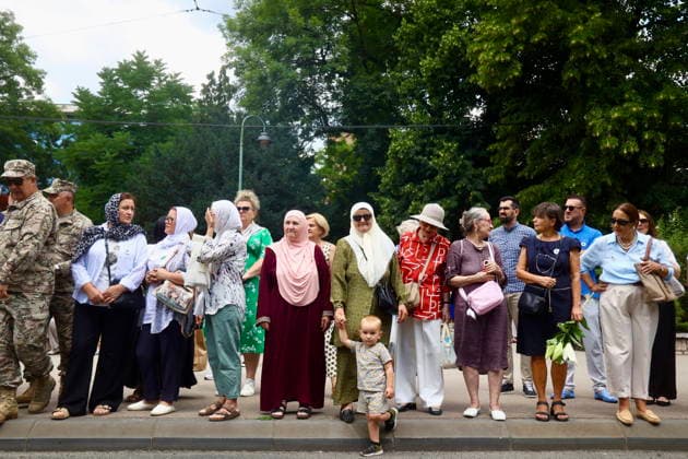 Sarajevo, BIH 090726. A column with the remains of victims of the genocide in Srebrenica passes through the city. Photo: Antonio Balic CROPIX Copyright: xxAntonioxBalicx kolona_genocid3-090726