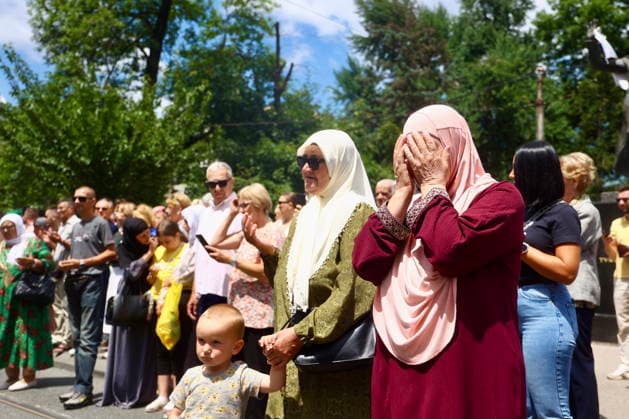 Sarajevo, BIH 090726. A column with the remains of victims of the genocide in Srebrenica passes through the city. Photo: Antonio Balic CROPIX Copyright: xxAntonioxBalicx kolona_genocid9-090726