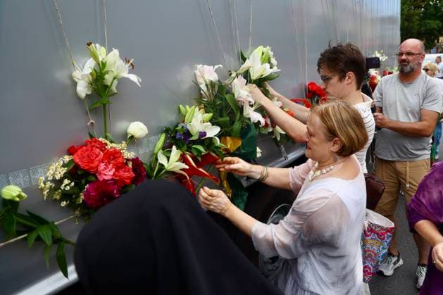 Sarajevo, BIH 090726. A column with the remains of victims of the genocide in Srebrenica passes through the city. Photo: Antonio Balic CROPIX Copyright: xxAntonioxBalicx kolona_genocid2-090726