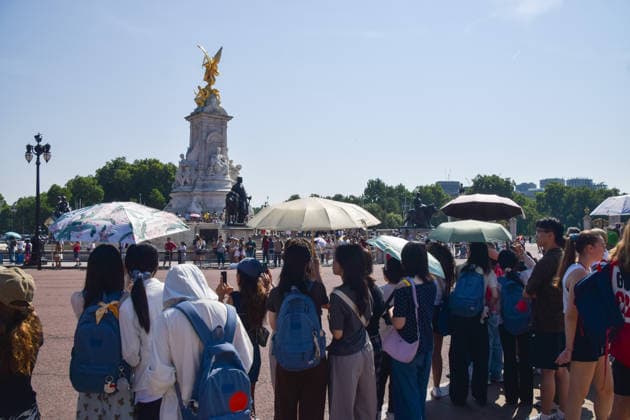 July 9, 2026, London, England, United Kingdom: People shield from the scorching sun under umbrellas outside Buckingham Palace as the UK is hit by another heatwave. London United Kingdom - ZUMAv130 20260709_zip_v130_005 Copyright: xVukxValcicx