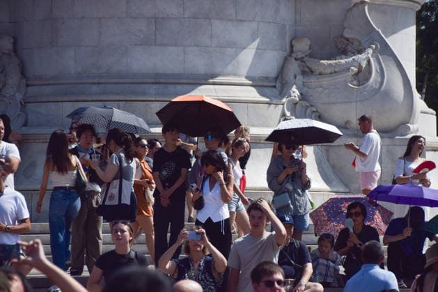 July 9, 2026, London, England, United Kingdom: People shield from the scorching sun under umbrellas outside Buckingham Palace as the UK is hit by another heatwave. London United Kingdom - ZUMAv130 20260709_zip_v130_010 Copyright: xVukxValcicx