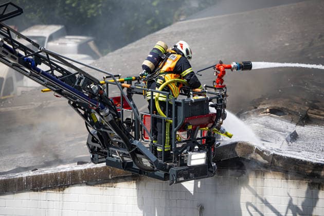 Vollbrand in Autowerkstatt - Großeinsatz der Feuerwehr Am 09.07.2026 kam es gegen 11.15 Uhr in einer Autowerkstatt in der Pallaswiesenstraße in Darmstadt zu einem Brand. Die Ursache ist bislang unbekannt, die Feuerwehr ist mit Löscharbeiten im Einsatz. Die Pallaswiesenstraße ist zwischen Mainzer Straße und Pfnorstraße für den Verkehr gesperrt. Wegen starker Rauchentwicklung wurden Anwohner gebeten, Fenster und Türen geschlossen zu halten. Angaben zur Brandursache und zu Schäden liegen noch nicht vor. Darmstadt Nord Hessen Deutschland *** Major Fire at Auto Repair Shop; Large-Scale Fire Department Response On July 9, 2026, at approximately 11:15 a.m., a fire broke out at an auto repair shop on Pallaswiesenstraße in Darmstadt. The ca