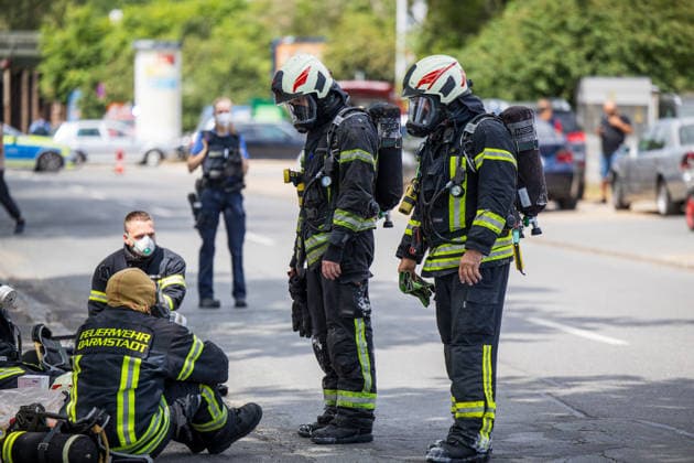 Vollbrand in Autowerkstatt - Großeinsatz der Feuerwehr Am 09.07.2026 kam es gegen 11.15 Uhr in einer Autowerkstatt in der Pallaswiesenstraße in Darmstadt zu einem Brand. Die Ursache ist bislang unbekannt, die Feuerwehr ist mit Löscharbeiten im Einsatz. Die Pallaswiesenstraße ist zwischen Mainzer Straße und Pfnorstraße für den Verkehr gesperrt. Wegen starker Rauchentwicklung wurden Anwohner gebeten, Fenster und Türen geschlossen zu halten. Angaben zur Brandursache und zu Schäden liegen noch nicht vor. Darmstadt Nord Hessen Deutschland *** Major Fire at Auto Repair Shop; Large-Scale Fire Department Response On July 9, 2026, at approximately 11:15 a.m., a fire broke out at an auto repair shop on Pallaswiesenstraße in Darmstadt. The ca