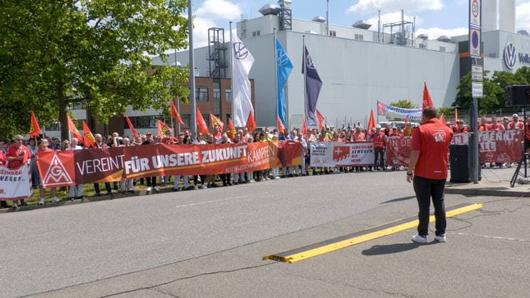 VW-Hammer in Deutschland. Heute gibt es einen Schicksalstag bei VW. Es geht um 4 Werke, denen die Schließung droht. Über den geheimen Rettungsplan wird an diesem Donnerstag im VW-Aufsichtsrat diskutiert. Schon jetzt ist klar: Betriebsrat und Gewerkschaft werden nicht zustimmen. Vor allem dort, wo es um Werke, Jobs und Standortsicherung geht. Es könnten weltweit bis zu 100.000 Stellen wegfallen. Vier deutschen Werken, in denen rund 40.000 Menschen arbeiten, droht das Aus: Hannover, Emden, Zwickau und Neckarsulm. Laut Spiegel könnte die Fahrzeugproduktion dort bis Ende 2034 auslaufen. Ab 2031 zunächst in Zwickau und Emden, 2032 bei VW Nutzfahrzeuge in Hannover und 2034 bei Audi in Neckarsulm. Die Gewerkschaft will so nicht zusehen