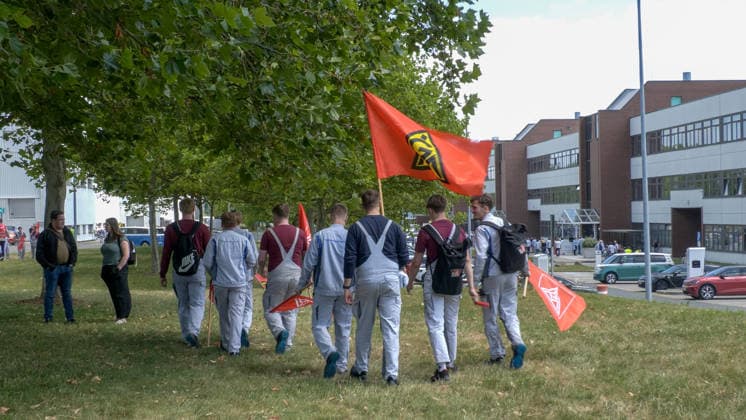VW-Hammer in Deutschland. Heute gibt es einen Schicksalstag bei VW. Es geht um 4 Werke, denen die Schließung droht. Über den geheimen Rettungsplan wird an diesem Donnerstag im VW-Aufsichtsrat diskutiert. Schon jetzt ist klar: Betriebsrat und Gewerkschaft werden nicht zustimmen. Vor allem dort, wo es um Werke, Jobs und Standortsicherung geht. Es könnten weltweit bis zu 100.000 Stellen wegfallen. Vier deutschen Werken, in denen rund 40.000 Menschen arbeiten, droht das Aus: Hannover, Emden, Zwickau und Neckarsulm. Laut Spiegel könnte die Fahrzeugproduktion dort bis Ende 2034 auslaufen. Ab 2031 zunächst in Zwickau und Emden, 2032 bei VW Nutzfahrzeuge in Hannover und 2034 bei Audi in Neckarsulm. Die Gewerkschaft will so nicht zusehen